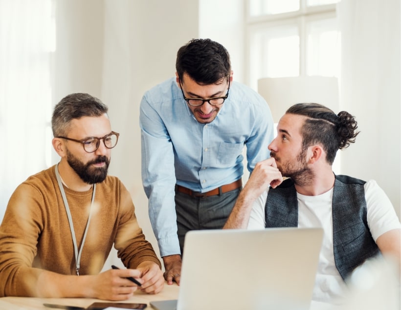group-of-young-businesspeople-with-laptop-working-8SHTZUN-min